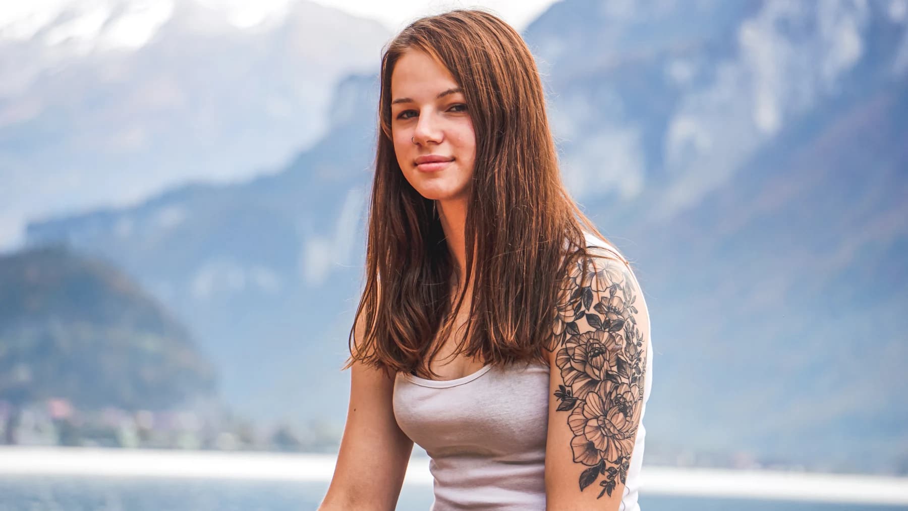 Portrait einer Frau vor einer Berglandschaft