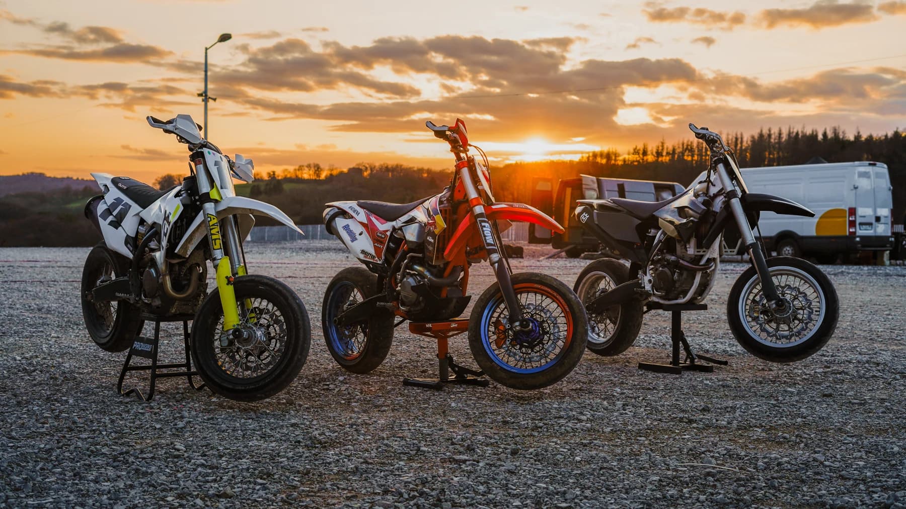 Drei Motorräder vor einem Sonnenuntergang