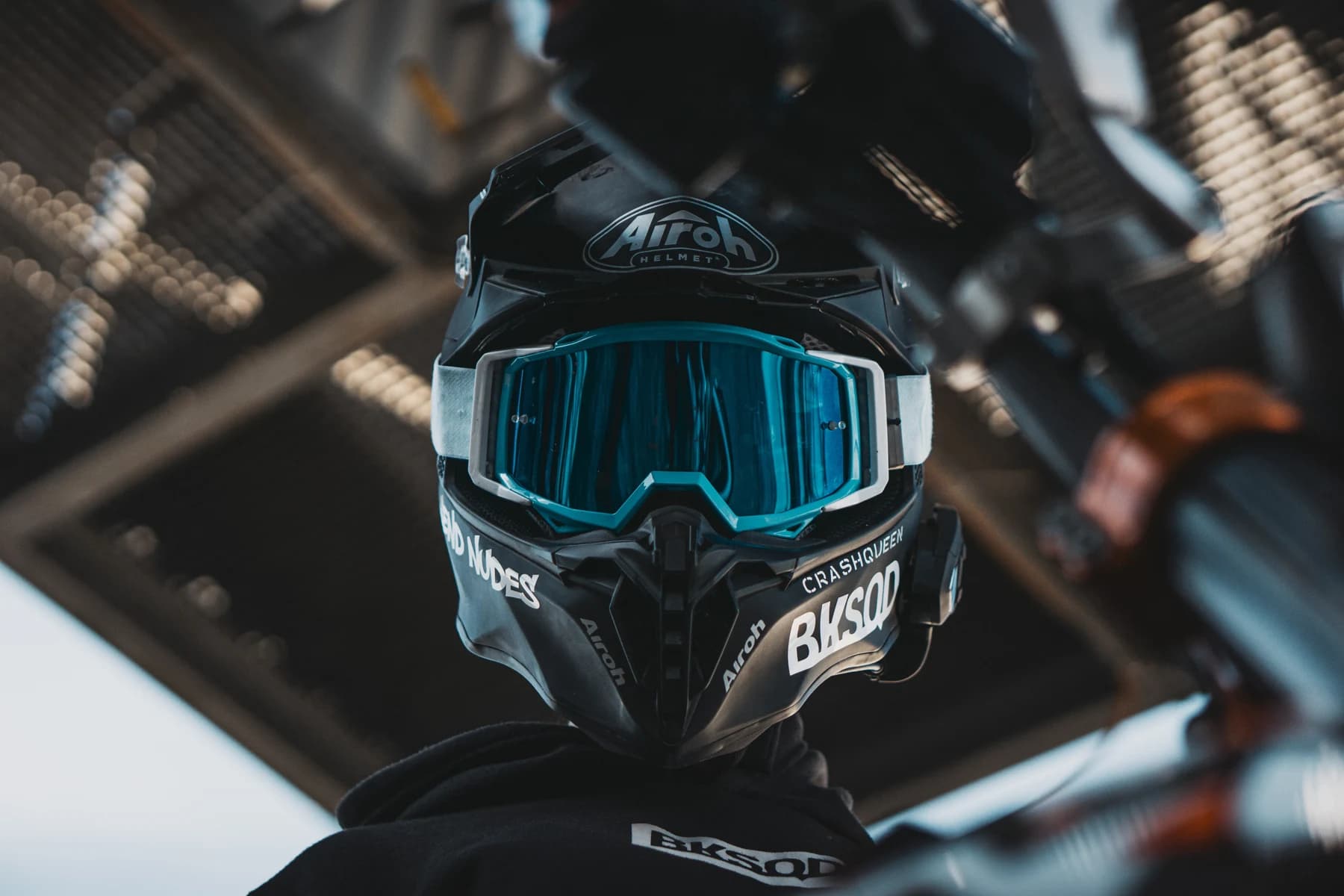 Schwarzer Motorradhelm mit blauer Schutzbrille