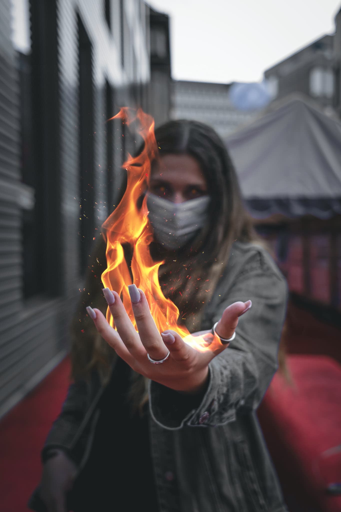 Bildmontage einer Person mit Flamme über der Hand