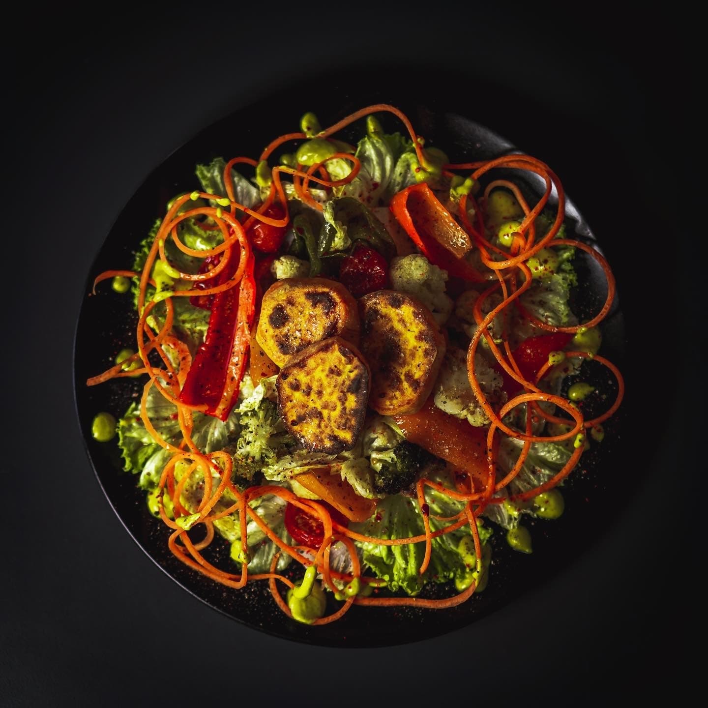 Food-Aufnahme mit Gemüse und Nudeln von oben