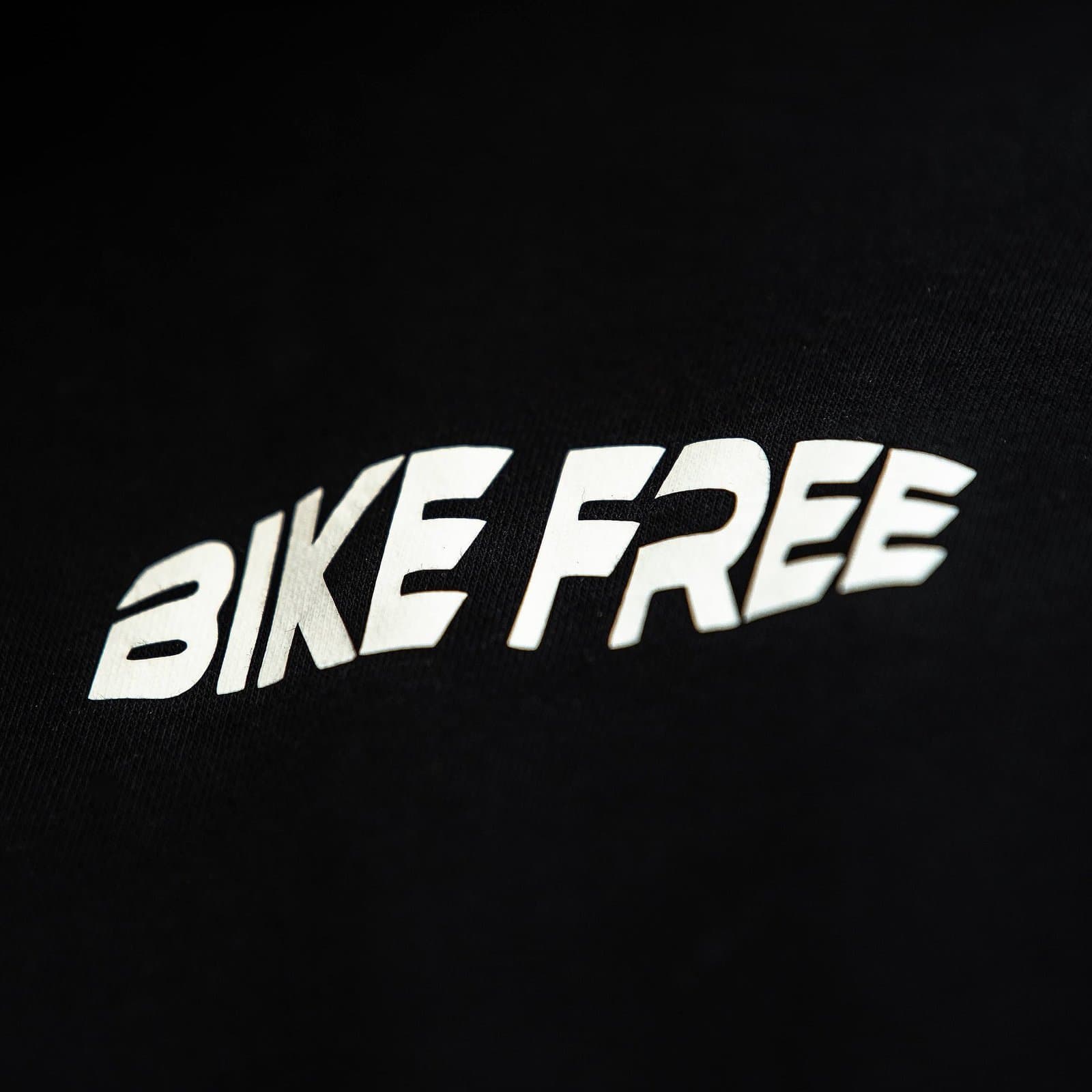 BikeFree-Schriftzug auf schwarzem Textil