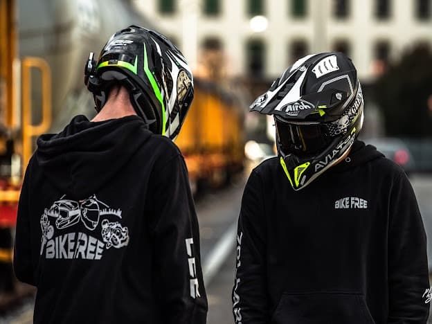 Zwei Motorradfahrer mit bedruckten Hoodies