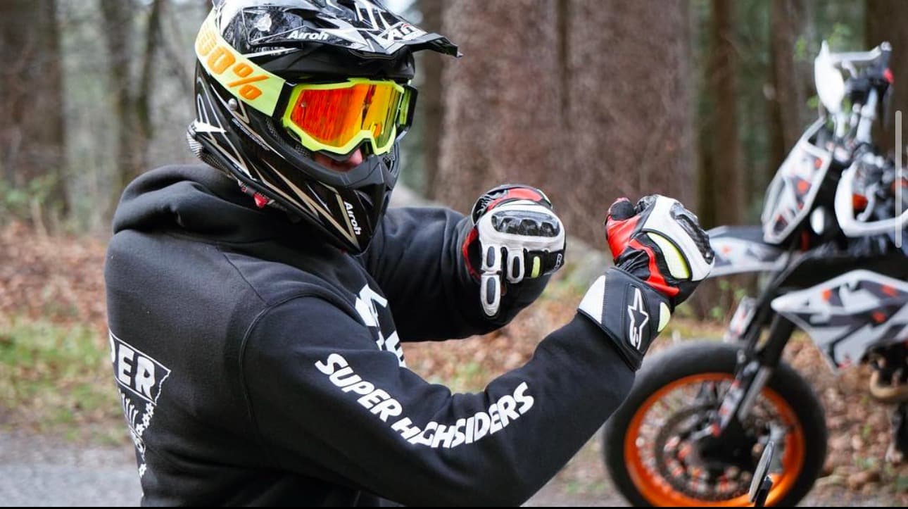 Motorradfahrer mit verspiegelter Brille in Nahaufnahme