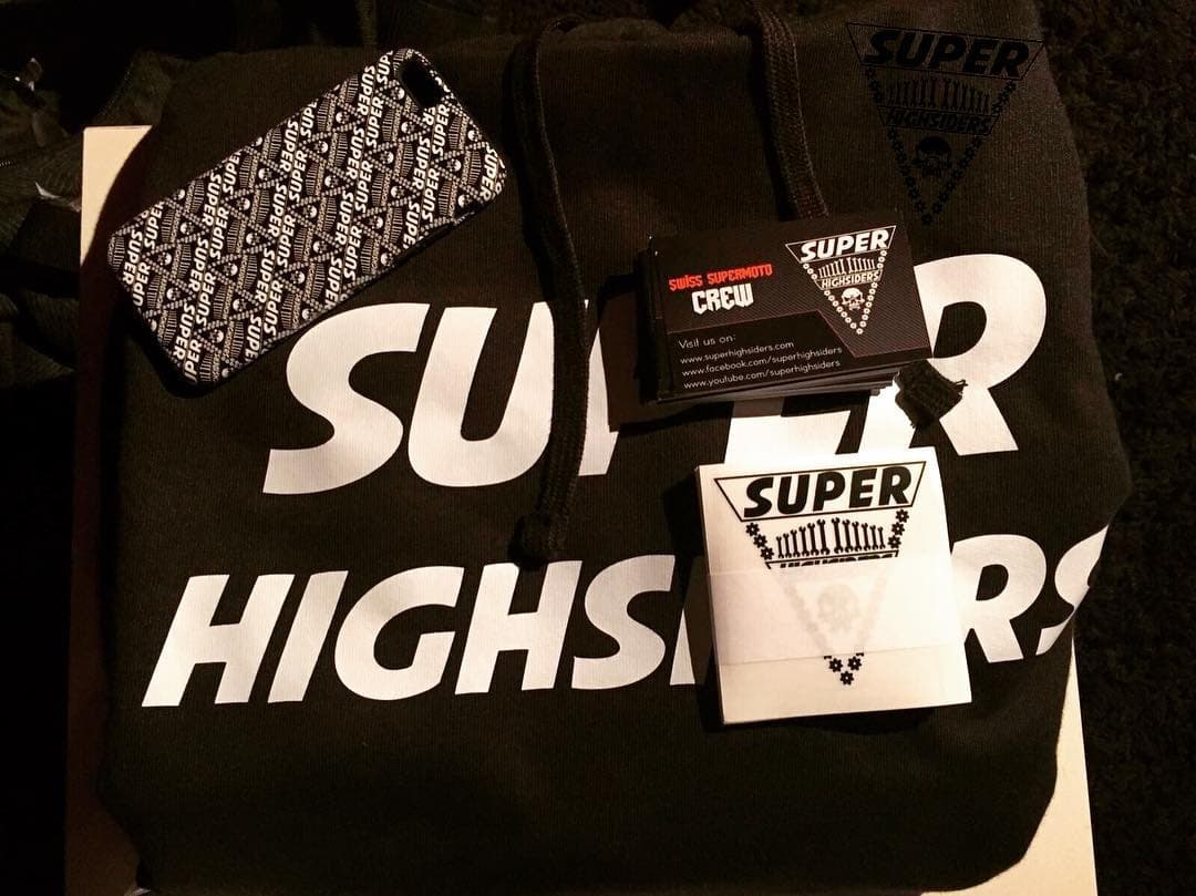 SuperHighsiders-Produkte mit T-Shirt und Zubehör